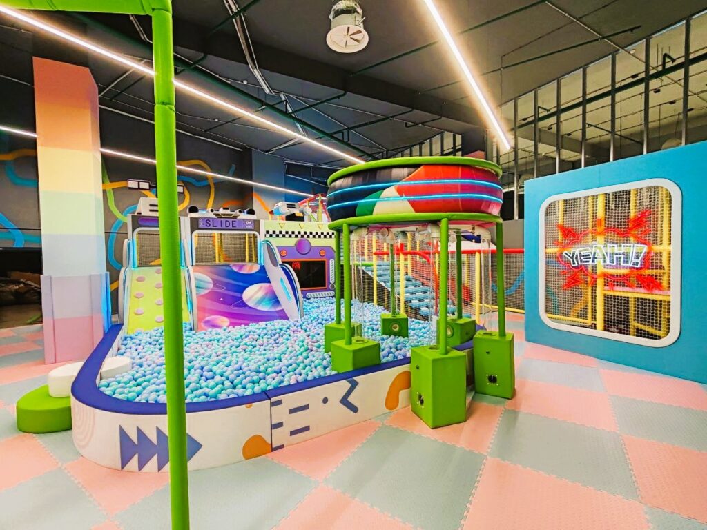 Зона маленького сухого бассейна Бассейн с шариками для детей зимой