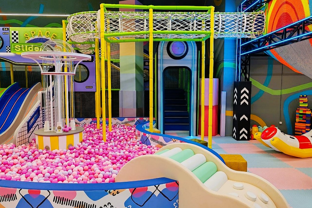 Зона большого бассейна Банана Сити в ТЦ Першы