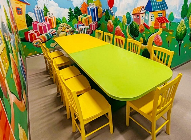 Большой раздельный стол на 15 человек Комната дня рождения ребенка в Банана Сити в торговом доме первый Минск